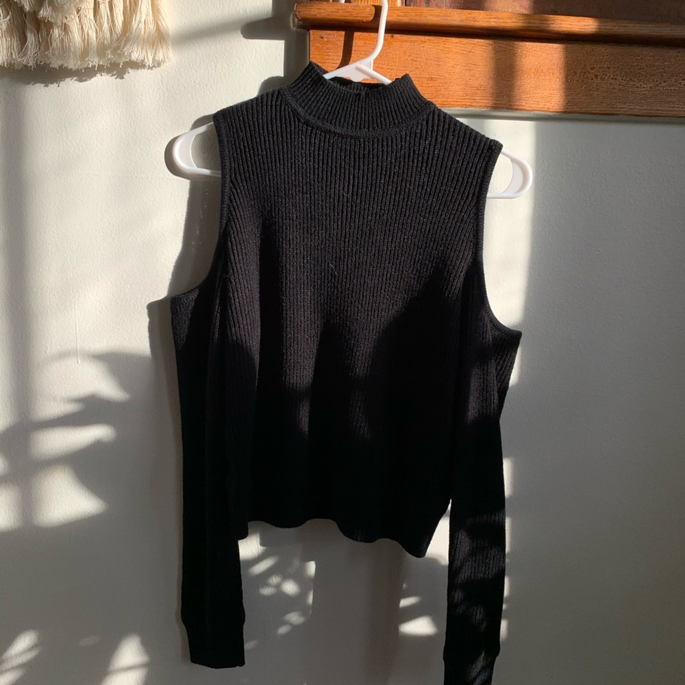 Cute black shoulder cut out knit long sleeve!